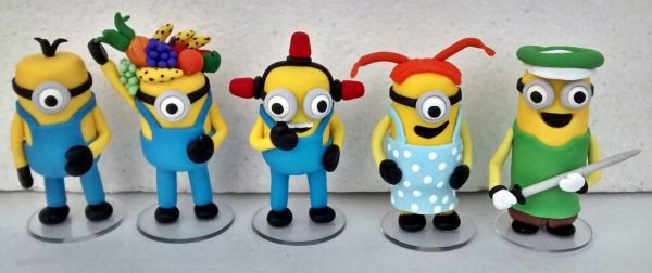 Topo de bolo Minions fantasiados